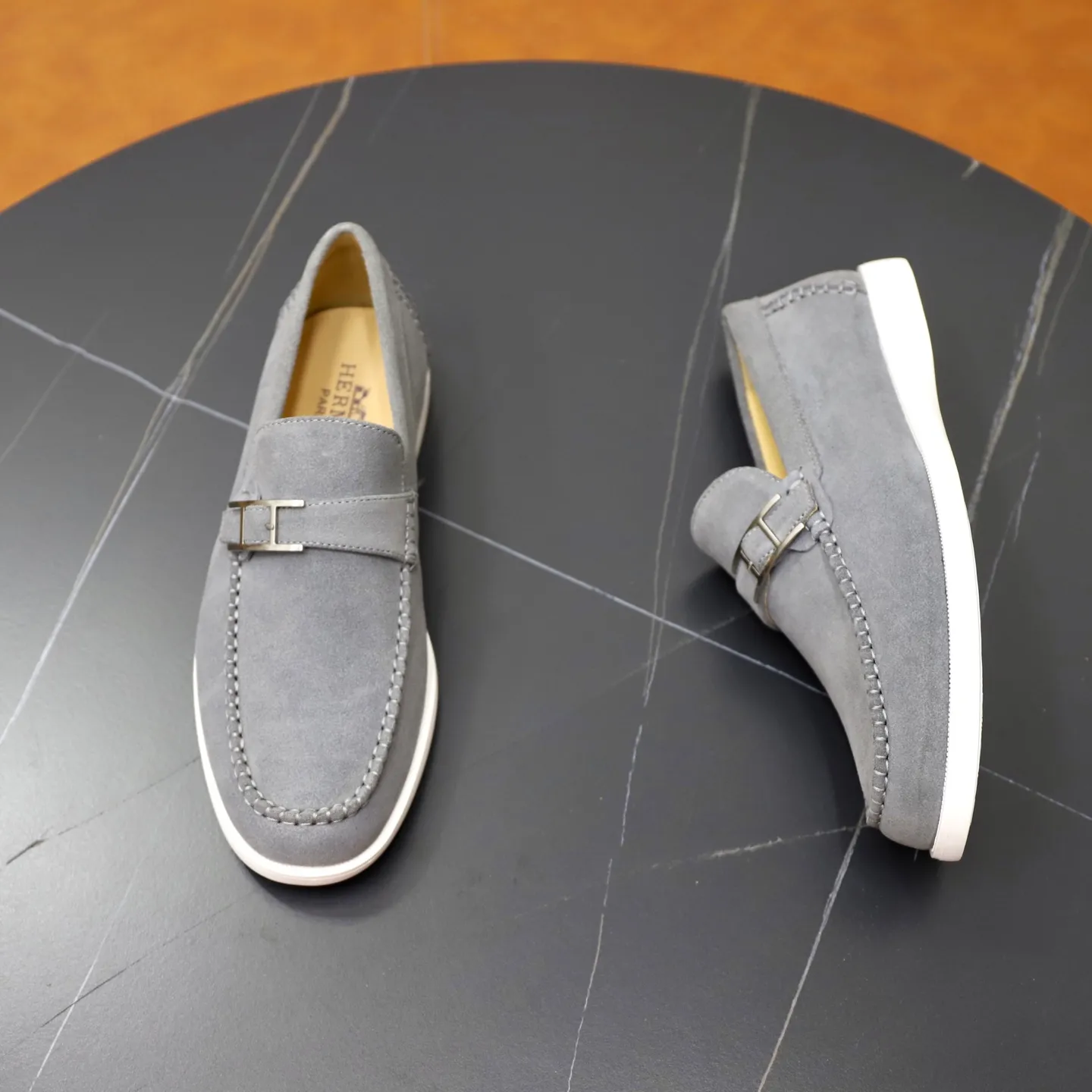 Ex-factory price: 540💰Hermès/Hermès slip-on men's shoes. This shoe is made of imported cow suede leather, with simple and smooth lines, and a 3CM rubber foam ultra-light sole combined with aerodynamic design! Youthful and fashionable, H button decoration, contrasting leather embellishment on the heel, calf lining to gently wrap your feet, with embossed logo cowhide feet, leather rock strips, casual and urban style, highlighting youthful vitality, sports and leisure version, super versatile Size number: 38-39-40-41-42-43-44 Standard leather shoe size (45 can be customized but does not support returns)